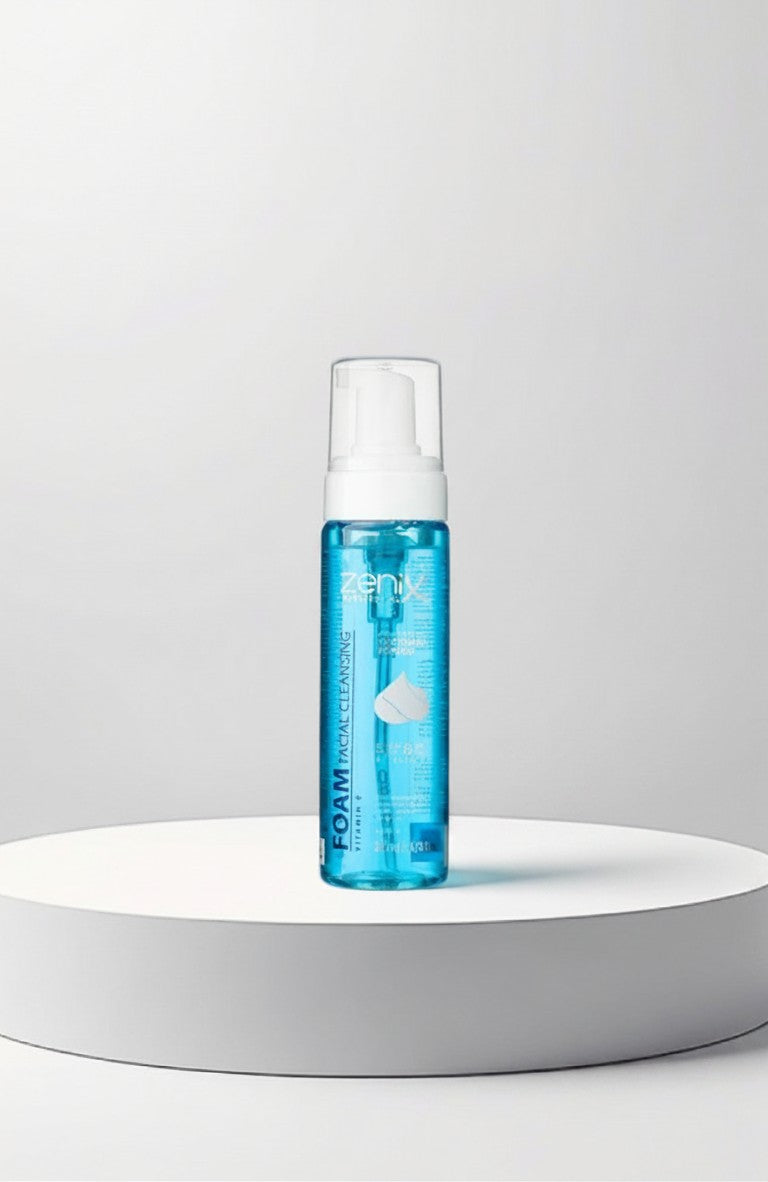 Zenix Professional gezichtsreinigingsschuim met vitamine E in een blauwe pompflacon van 200ml.