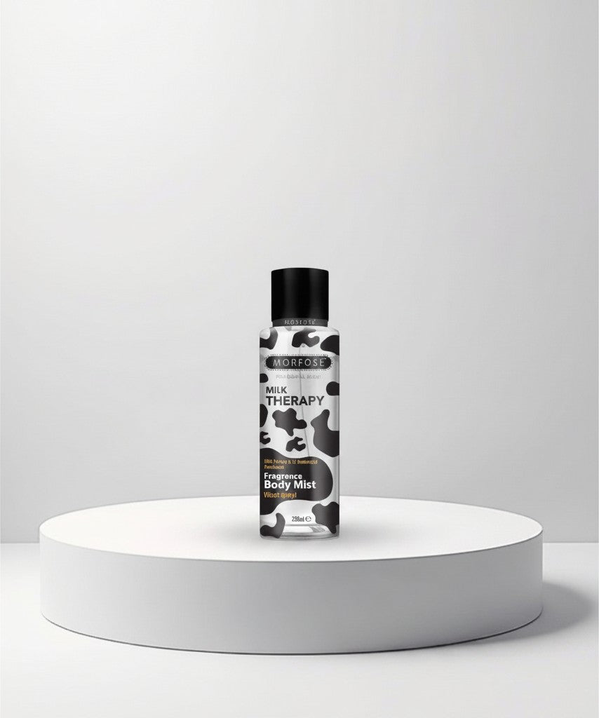 cosmetigo.be Morfose Milk Therapy body mist met koeienprint, 250ml. Hydraterende en geurende body mist met melkproteïne en aminozuren.