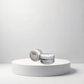 Twee potjes Nish Man C1 Licht Zilver Kleur & Styling Wax op een wit podium. De wax combineert styling met een tijdelijke zilveren haarkleur.