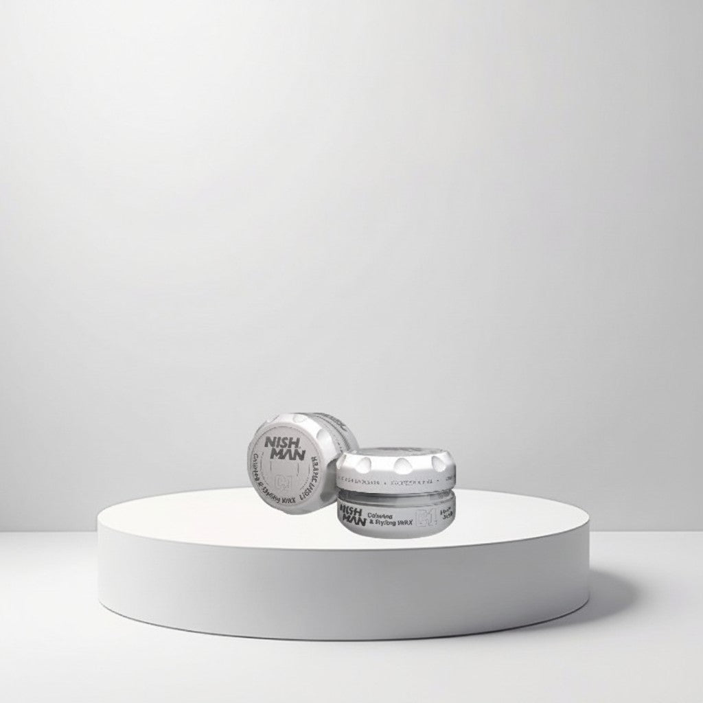 Twee potjes Nish Man C1 Licht Zilver Kleur & Styling Wax op een wit podium. De wax combineert styling met een tijdelijke zilveren haarkleur.