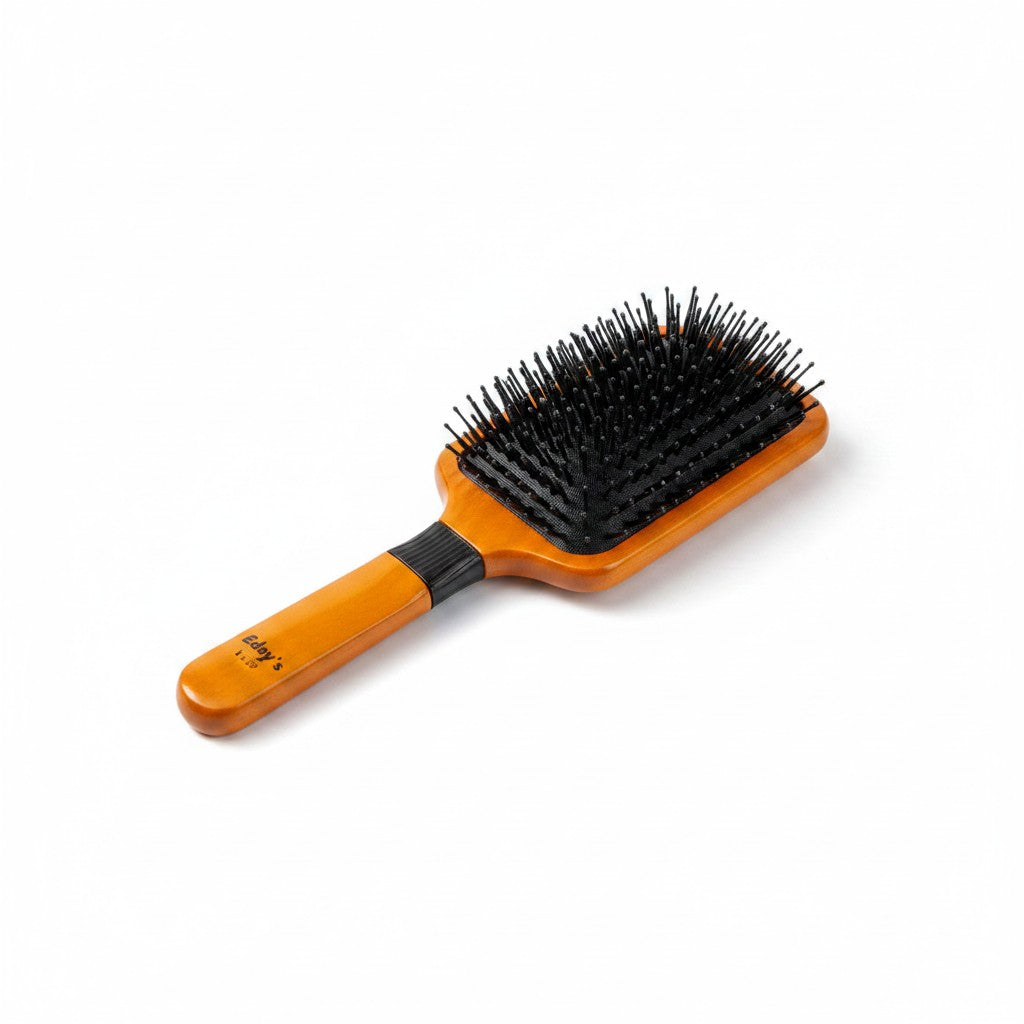 cosmetigo.be Rodeo Eddys paddle borstel met houten handvat en zwarte flexibele borstelharen voor glanzend en ontward haar.