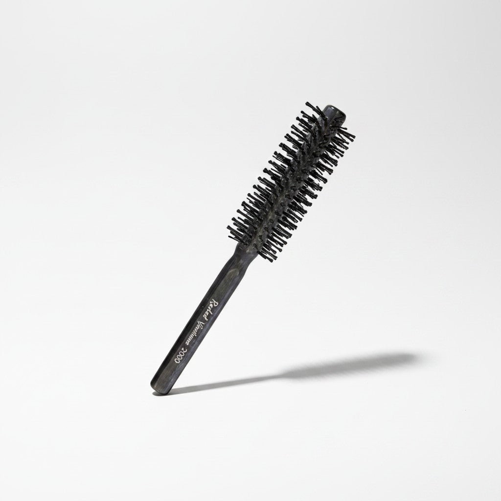 Cosmetigo.be rodeo Gentleman 7005 small diameter round brush with black bristles and handle, ideal for styling short hair and adding volume.
