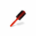 cosmetigo.be Rodeo Professional 3011 large round brush with black bristles and a bright red handle, ideal for volume and styling.